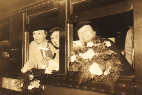 Women leaning out a train window (ddr-njpa-4-359)
