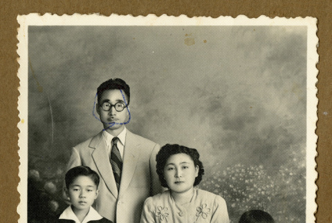 Japanese Peruvian family (ddr-csujad-33-197)