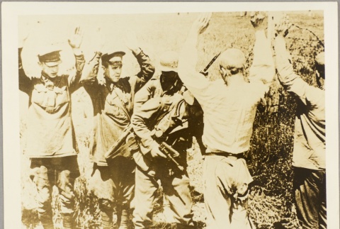 German soldier disarming Russian prisoners of war [?] (ddr-njpa-13-913)