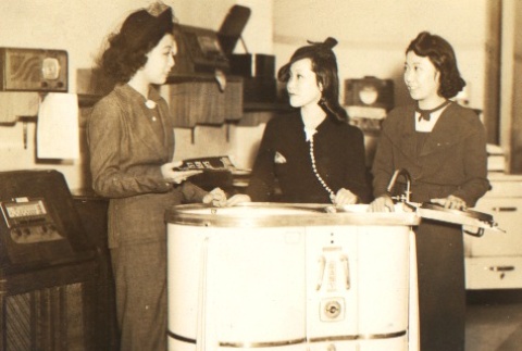 Fumiko Kawabata and two young women (ddr-njpa-4-589)