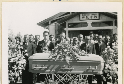 Mourners at Yasutaro Kamio's funeral (ddr-densho-37-1632)