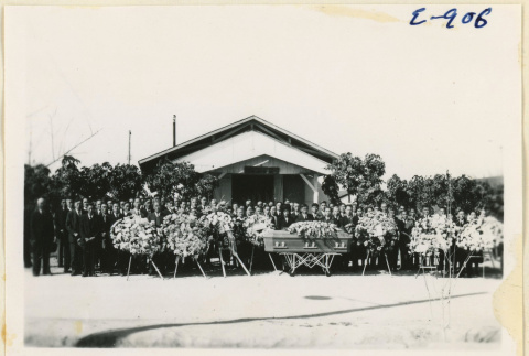 Mourners at Yoshimasu's funeral (ddr-densho-37-1942)