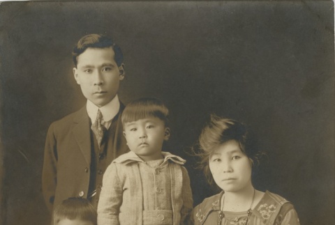 Family portrait (ddr-densho-140-1)