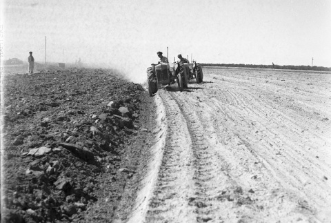Tractors working agricultural fields (ddr-fom-1-789)