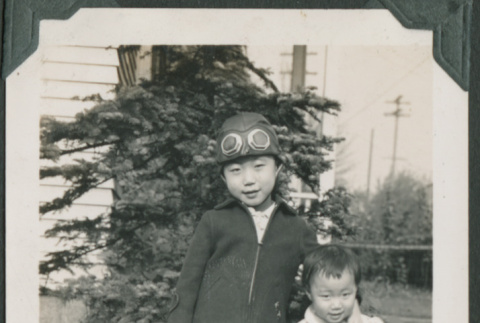 Kinji Takahashi with young girl (ddr-densho-355-535)