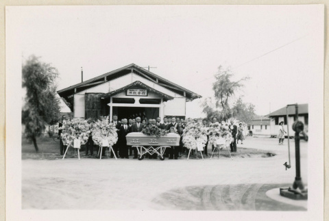 Mourners at Chobei Arimazi's funeral (ddr-densho-37-2062)