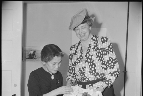 Japanese American greeting Eleanor Roosevelt (ddr-densho-37-789)