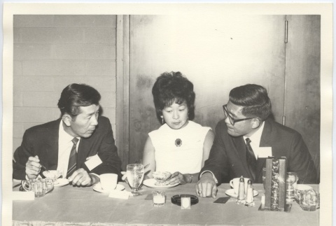Norm Mineta talking with dinner guests (ddr-jamsj-1-625)