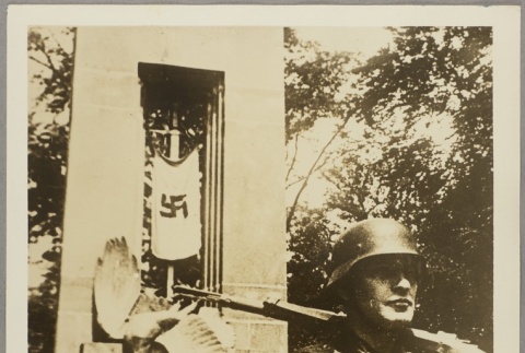 Soldier in front of a monument (ddr-njpa-13-1608)
