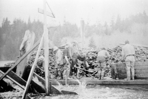 Unloading oysters from a bateau (ddr-densho-15-107)