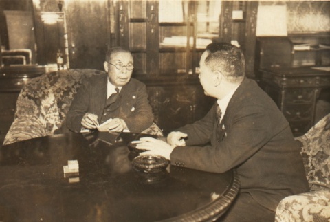 Matajiro Koizumi meeting with a Seiyu leader (ddr-njpa-4-477)