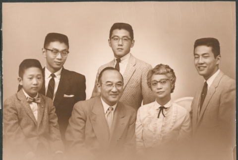 Sakura family portrait (ddr-densho-523-280)
