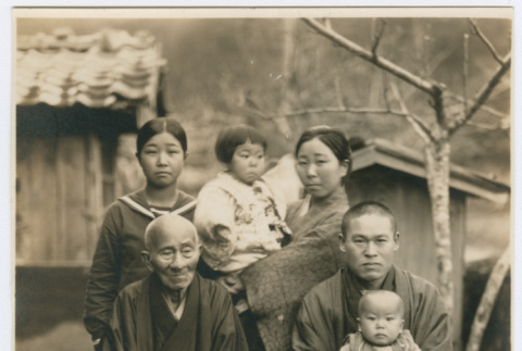 Japanese family (ddr-densho-26-205)