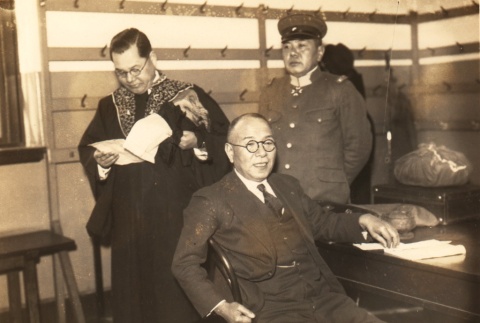 A trial defendant with his lawyer and another man (ddr-njpa-4-1517)