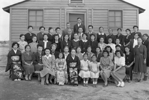 Group photograph in front of a camp building (ddr-fom-1-632)