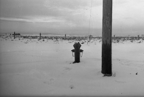 Fire hydrant in snow (ddr-fom-1-771)