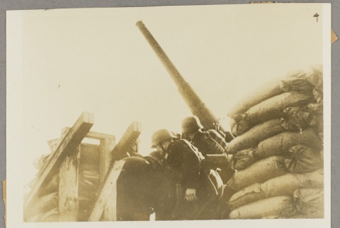 Soldiers preparing a gun (ddr-njpa-13-1656)