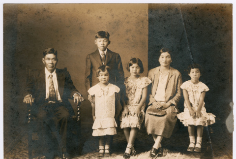 Takemiya family portrait (ddr-densho-550-322)