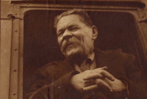 Maxim Gorky leaning out of a train window (ddr-njpa-1-459)