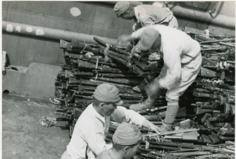 Removing bayonets from captured weapons (ddr-densho-299-101)