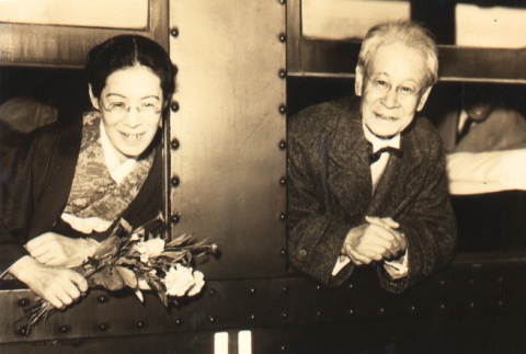 Tomitaro Makino and his daughter on a train (ddr-njpa-4-999)