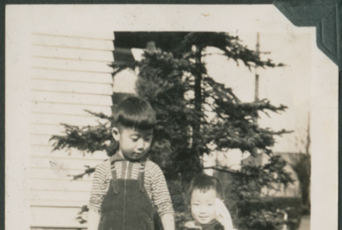 Kinji Takahashi with young girl (ddr-densho-355-534)