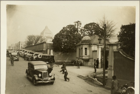 Cars pulling up to a gate near the National Diet (ddr-njpa-13-1239)