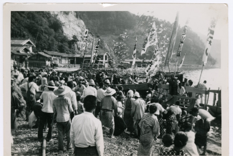 Crowd on Shore (ddr-ohs-1-147)
