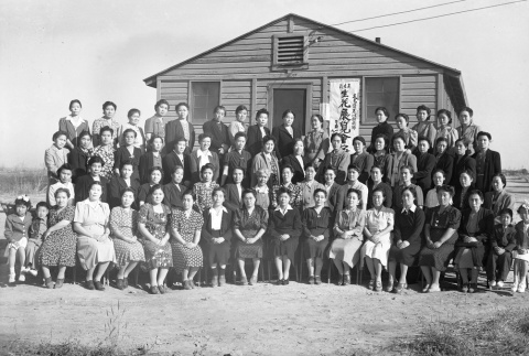 Group photo in front of a barracks in Minidoka (ddr-fom-1-399)
