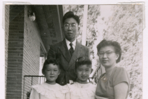 Isoshima family (ddr-densho-477-263)