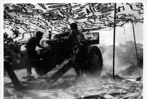 Nisei soldiers firing a cannon (ddr-densho-114-27)