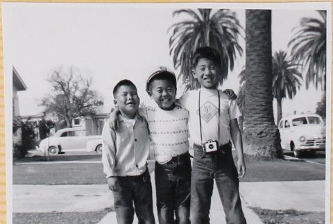William Shiomi in center with two unidentified boys (ddr-densho-522-262)