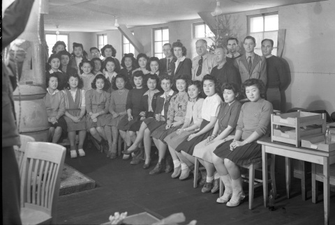 Group photo in an office barracks (ddr-fom-1-424)