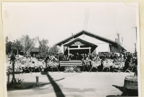 Mourners at Tsujimoto's funeral (ddr-densho-37-1898)