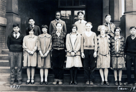 Group of students from Broadway High School in Seattle (ddr-densho-474-202)