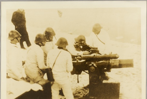 Dutch soldiers with an anti-aircraft gun (ddr-njpa-13-26)