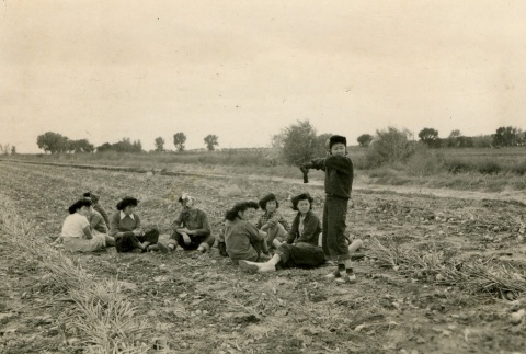 Camp inmates working in a field (ddr-densho-159-92)