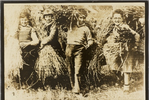 Children holding harvested wheat (ddr-njpa-13-228)