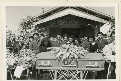 Mourners at Tatsujiro Iwahashi's funeral (ddr-densho-37-1521)