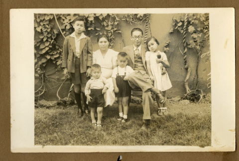 Japanese Peruvian family (ddr-csujad-33-37)