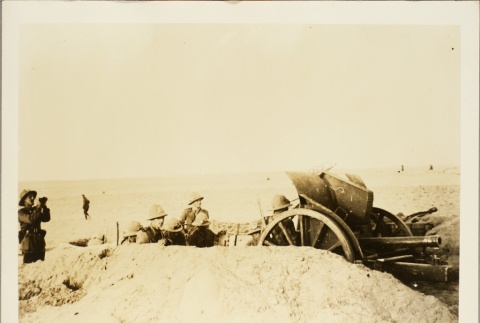 Italian soldiers with an anti-aircraft gun in a shallow trench (ddr-njpa-13-822)
