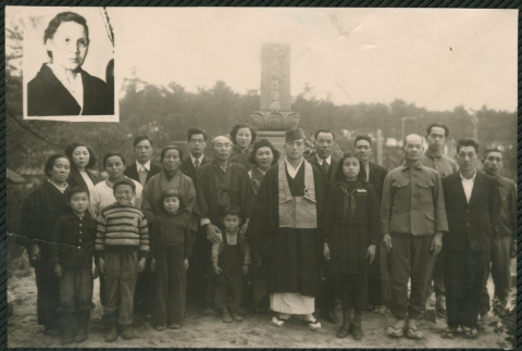 Large group in cemetery (ddr-densho-522-754)