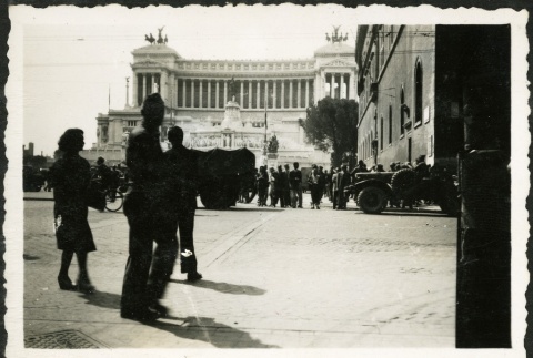 Nisei soldiers visiting Victor Emmanuel's Tomb, Rome (ddr-densho-164-9)
