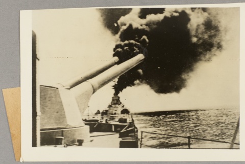 Photograph of German ship cannons firing (ddr-njpa-13-975)