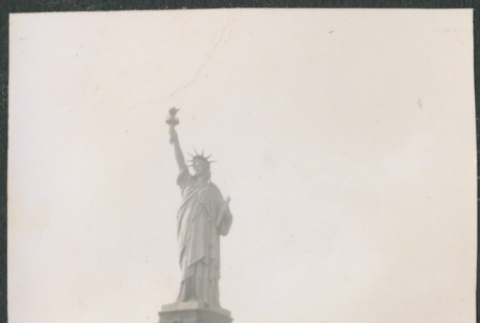 Couple in front of statue of liberty (ddr-densho-523-160)