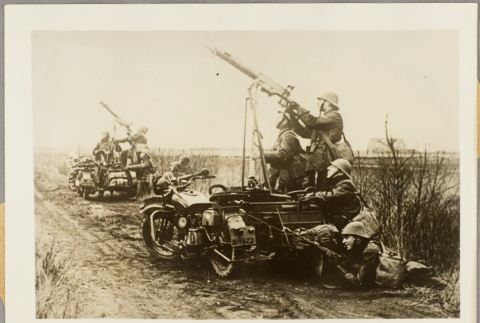 Dutch soldiers with machine guns (ddr-njpa-13-23)