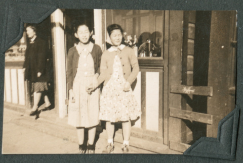 Hope Ohashi and Florence Kimura (ddr-densho-442-136)
