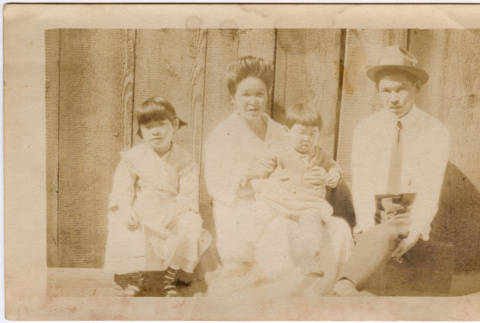 Photo of family (ddr-densho-426-1424)