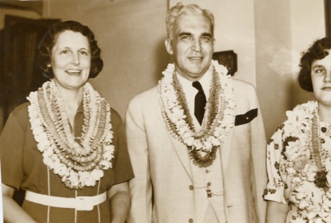 Paul V. McNutt arriving in Hawai'I with his wife and daughter (ddr-njpa-1-905)