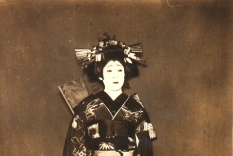 Onoe Kikugoro VI posing in costume (ddr-njpa-4-1769)